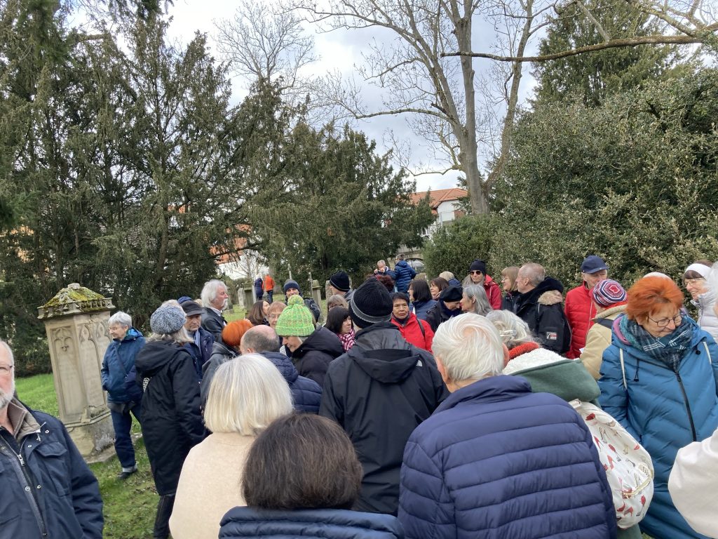 Gemeinsam in Kornwestheim: Spaziergang am alten Friedhof am Sonntag, 9. November 2025